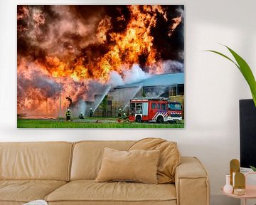 Brandweerauto voor een vlammenzee van Sjoerd van der Wal