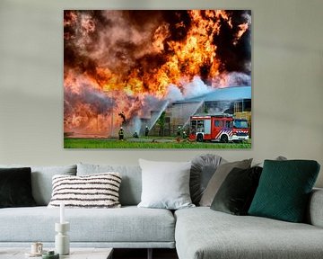 Brandweerauto voor een vlammenzee van Sjoerd van der Wal