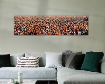 Panorama von Menschenmengen, die die niederländische Nationalmannschaft auf Videoleinwand beobachten