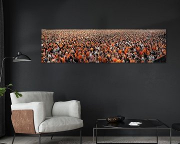 Panorama van mensenmassa, kijkend naar Nederlands elftal op video scherm