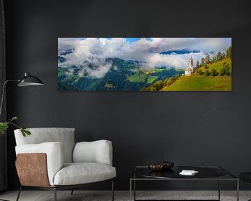 Vue panoramique de l'église Sainte-Barbara à Tolpei, Alta Badia, Dolomites, Tyrol du Sud, Italie du 