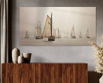 Panorama der Boote der Braunen Flotte im Nebel von Frans Lemmens