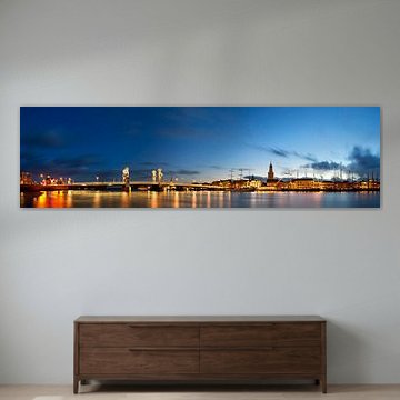 Panorama de la ville de Kampen à l'IJssel la nuit