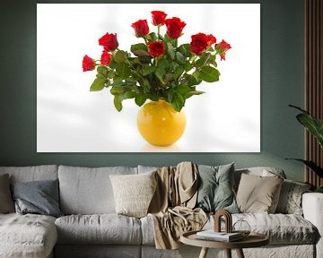 Blumenstrauss aus roten Rosen in gelber Vase von Ivonne Wierink