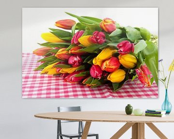 Bouquet de tulipes sur fond de damier sur Ivonne Wierink