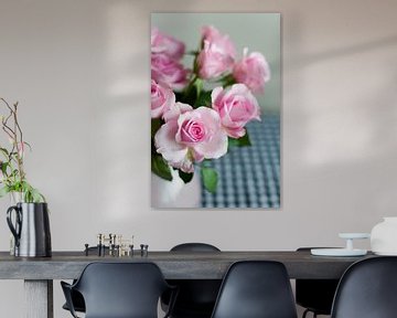 Roze roosjes in vaas van Ivonne Wierink