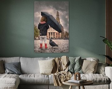 Ontroerende Foto van Klein Meisje met Duif voor Korenbeurs in Groningen – Mededogen in de Regen van Elianne van Turennout
