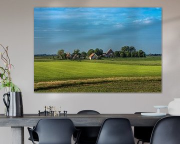 Landschap Friesland ten noorden van Workum in het avondlicht