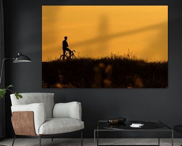 Silhouet van een fietser die een pauze neemt van Frank Herrmann