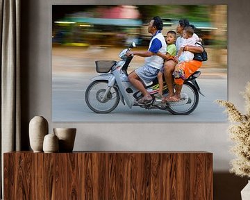 Une famille thaïlandaise sur un scooter Honda sur Henk Meijer Photography