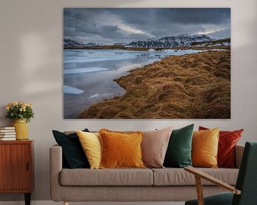 La rudesse de l'Islande. Le lac au bord de la montagne Kirkjufell et la vue sur les montagnes de l'a sur Anges van der Logt