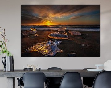 Zonsopkomst op de Diamond beach, bij de Jokulsarlon glacier meer van Anges van der Logt