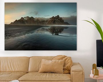 Een reflectie van de Vestrahorn bergen in het zeewater op het strand bij Stocksness tijdens zonsonde