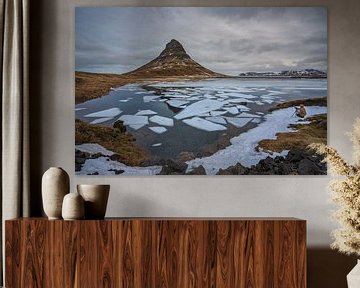 Fotograaf aan de rand van het meer bij de Kirkjufell berg in West IJsland van Anges van der Logt