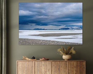 Landschaft mit dunklen Wolken auf Spitzbergen von Merijn Loch