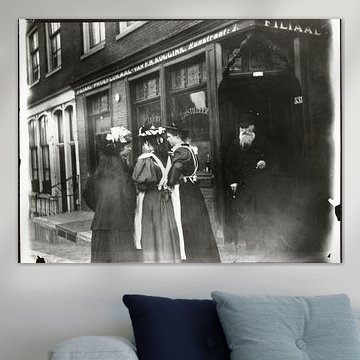 Vier junge Frauen auf der Straße vor dem Verkostungsraum Koggink, George Hendrik Breitner