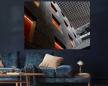 Architectuur in grijs en oranje van Gerard Lakerveld