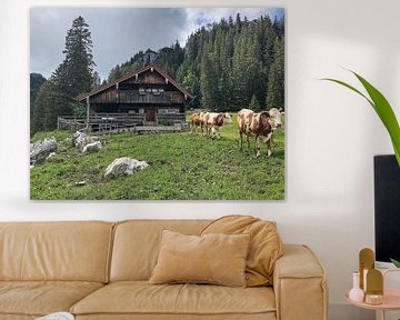 Alpenhut met koeien op de voorgrond en bergen op de achtergrond van Robert Styppa