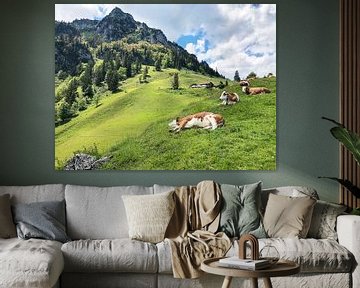 Ontspannen slapende koeien op een groene alpenweide met bergen van Robert Styppa