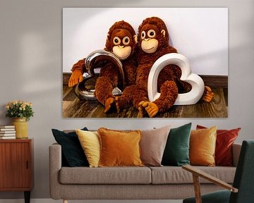 Twee knuffelapen zitten arm in arm en hebben twee harten in hun handen... van Tom Voelz