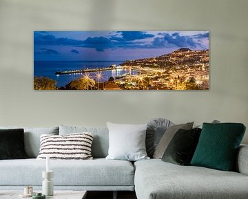 Panorama van Funchal op Madeira bij nacht van Werner Dieterich