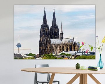 Kölner Dom  mit Fernsehturm von Tom Voelz