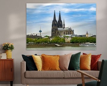 Kölner Dom  mit Fernsehturm und dem Rhein von Tom Voelz