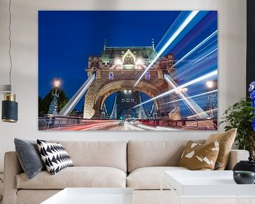 Light Trails op de Tower Bridge van Sterkenburg Media