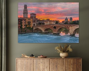 Sonnenuntergang an der Brücke Ponte Pietra, Verona, Italien