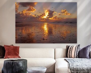 Prachtige zonsondergang aan de Noordzee in Nederland van Eye on You