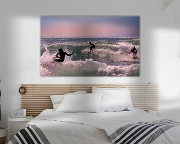 Drei Surfer auf den Wellen der Nordsee bei Sonnenuntergang von Nisangha