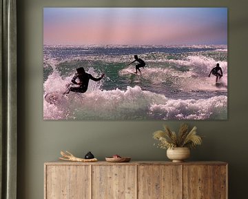 Trois surfeurs sur les vagues de la mer du Nord au coucher du soleil sur Eye on You