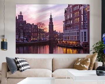 Stadsbeeld van Amsterdam bij zonsondergang met de Munt toren in Nederland van Eye on You