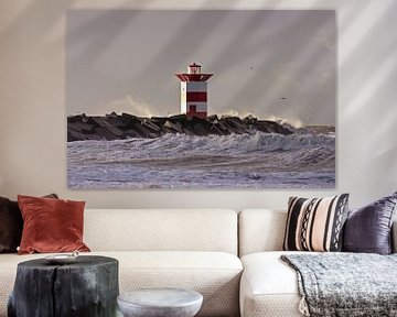 Leuchtturm bei Scheveningen bei stürmischem Wetter in den Niederlanden von Eye on You