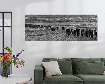 Golfbrekers met golven aan Nederlandse kust zwart-wit