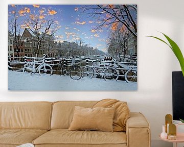 Winter op de grachten in Amsterdam Nederland bij zonsondergang van Eye on You