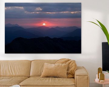 Rosa Sonnenuntergang vom Alpengipfel aus gesehen