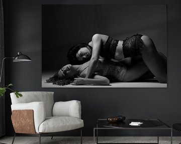 Sensuele foto van twee vrouwen in lingerie. van Retinas Fotografie