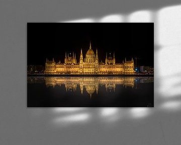 Het Hongaarse parlement in de nacht en de reflectie van het parlement in de Donau van Fotos by Jan Wehnert