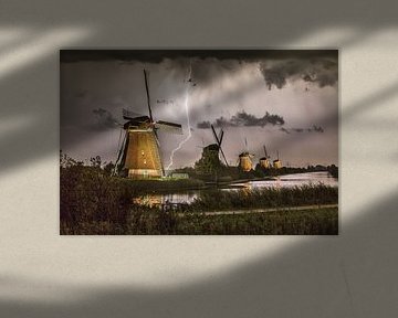 Des éclairs près des moulins à vent illuminés de Kinderdijk