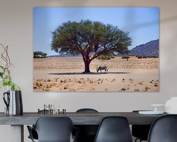 Oryx onder een boom in de Namib woestijn van Merijn Loch