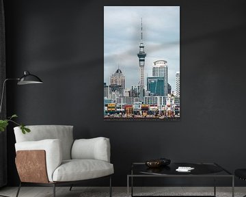 Die Skyline von Auckland mit dem Sky Tower und dem Hafen von Paul van Putten