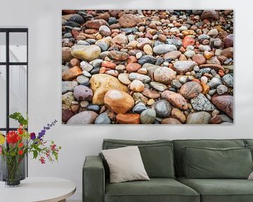 Veel kleurrijke stenen op het strand van de Oostzee