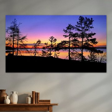 Farbenprächtiger Sonnenuntergang und Dämmerung in Finnland