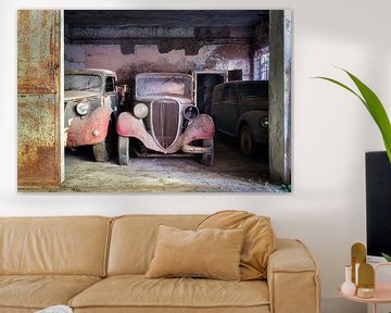 Abandoned vintage cars in Garage. by Roman Robroek - Photos of Abandoned Buildings