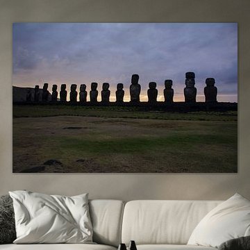 Lever du soleil à Ahu Tongariki, île de Pâques sur Bianca Fortuin