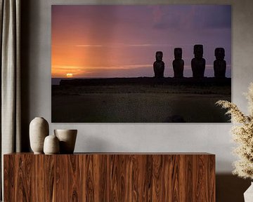 Zonsopkomst bij de Moai op Paaseiland van Bianca Fortuin