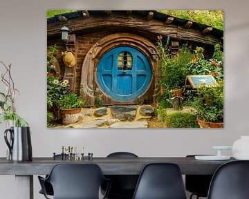 Gemütliches Hobbit-Haus mit blauer Tür mit Fenster, Neuseeland von Paul van Putten
