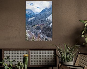 De Rhätische Bahn op het Langwieserviaduct in Zwitserland van Werner Dieterich