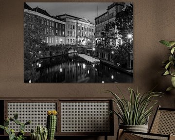 Oudegracht Utrecht in de avond in zwart-wit